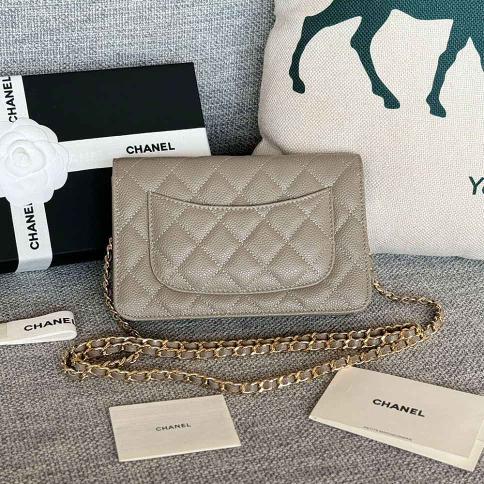 Ch**el classic chain wallet