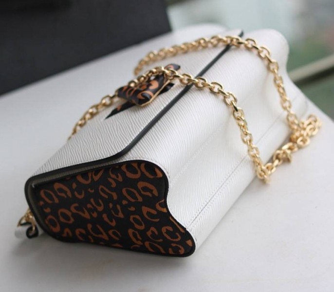 L0vis Vvtt0n Epi Leather Jungle Edition Twist MM Bag In Optic White