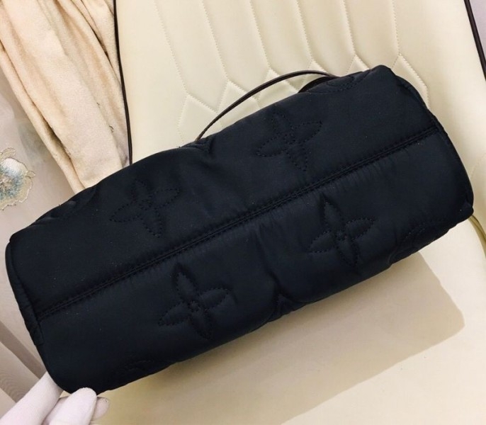 L0vis Vvtt0n Econyl Regenerated Nylon Onthego GM Tote In Black