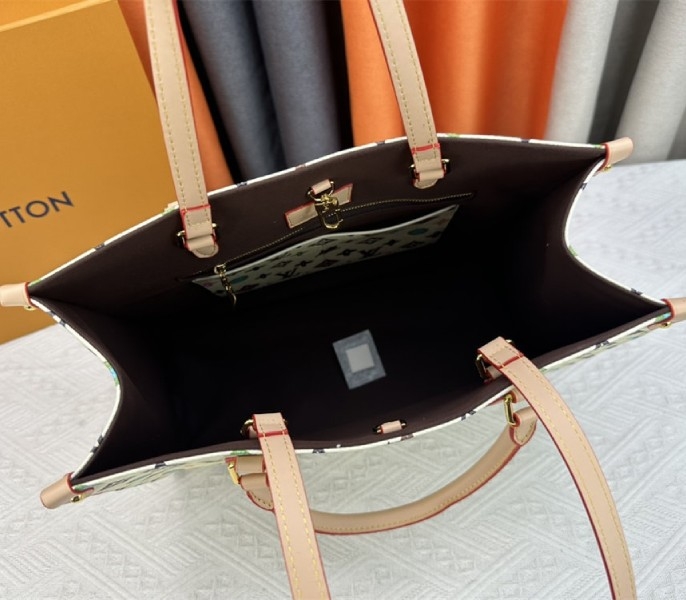 L0vis Vvtt0n Monogram Craggy Onthego MM Tote In Vanilla