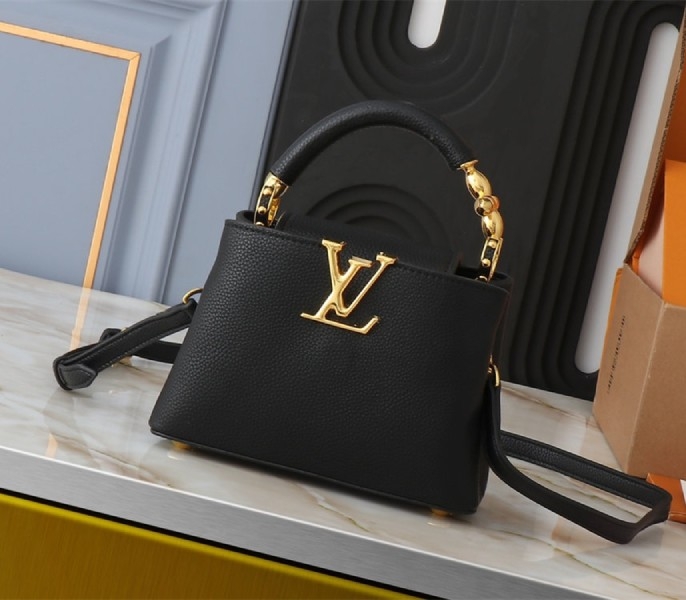 L0vis Vvtt0n Capucines Mini Capucines Handbag In Black
