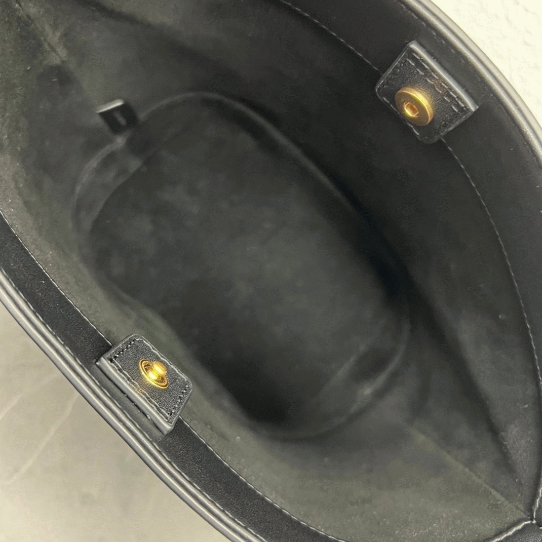 Top Quality Knockoff Ce1i*e Small Bucket Cuir Triomphe In Black Calfskin