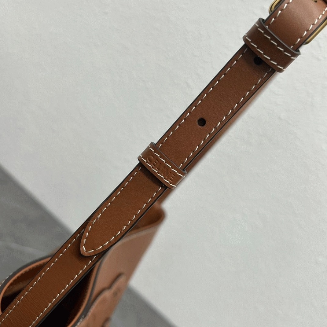 Top Quality Replica Ce1i*e Small Bucket Cuir Triomphe In Brown Calfskin
