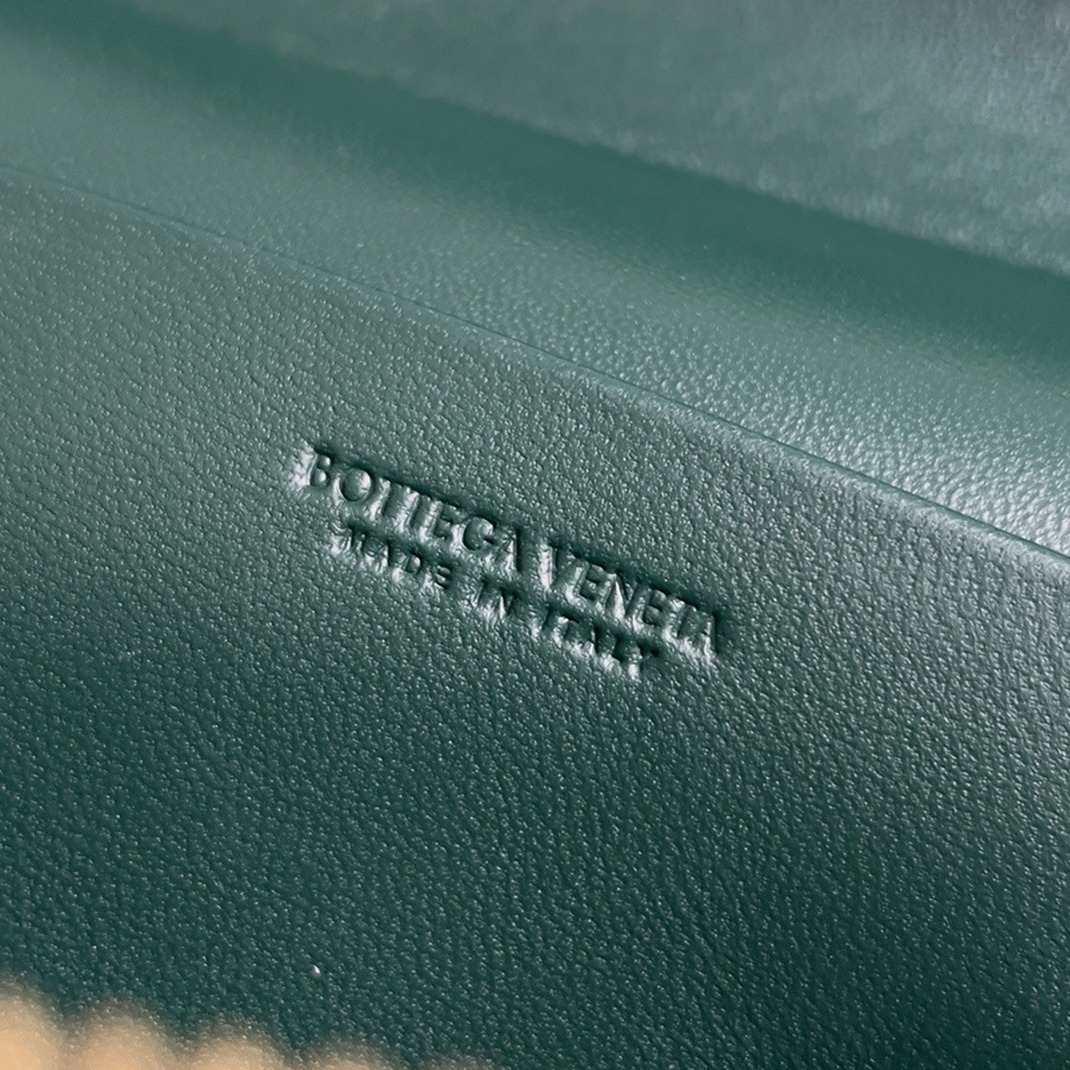 Fake B0tt*ga Ven*ta Bang Bang Vanity Case Green