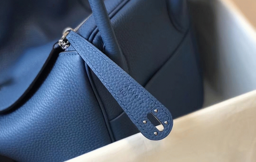 Fake luxury H**me5 Lindy 26cm bag in blue agate color