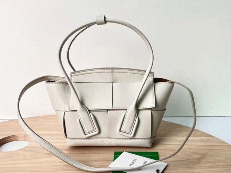 Top Quality Fake B0tt*ga Ven*ta Arco Mini Bag In White