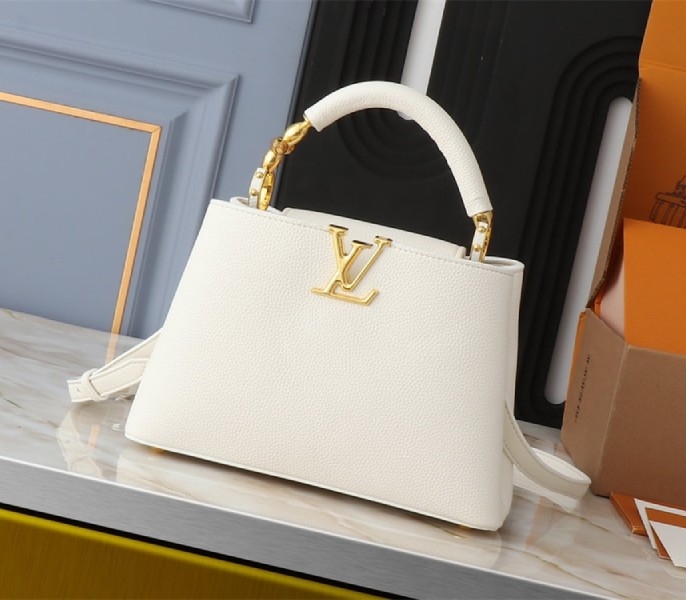 L0vis Vvtt0n Capucines BB Handbag In Quartz White