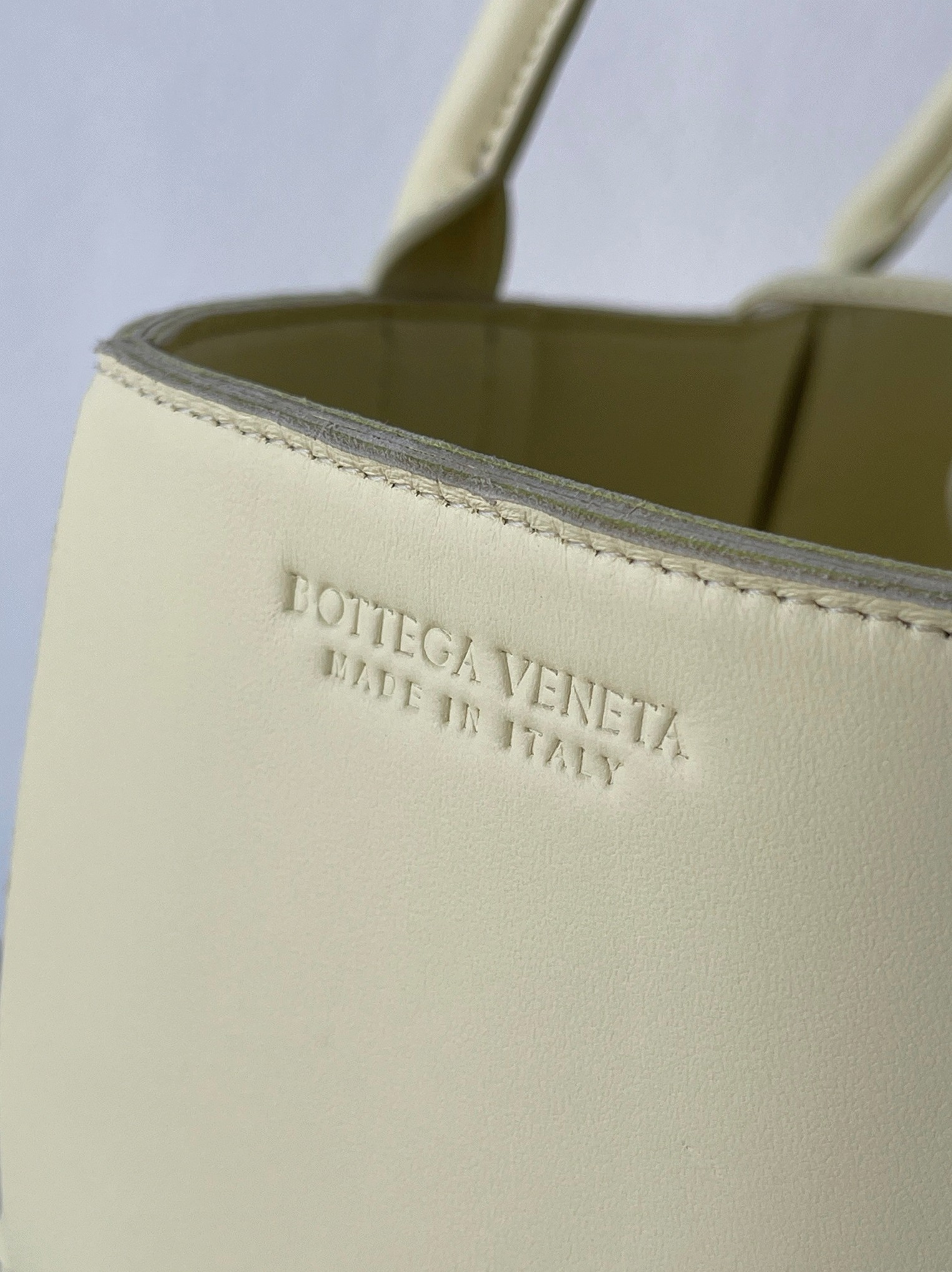 Fake B0tt*ga Ven*ta Arco Medium Tote Cream