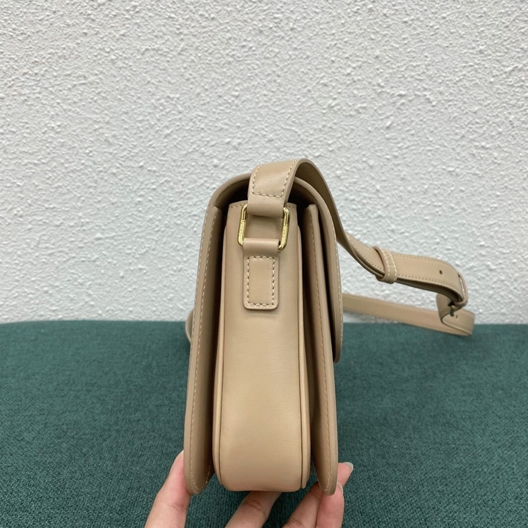 Top Quality Imitation Ce1i*e Triomphe Medium Bag In Nude