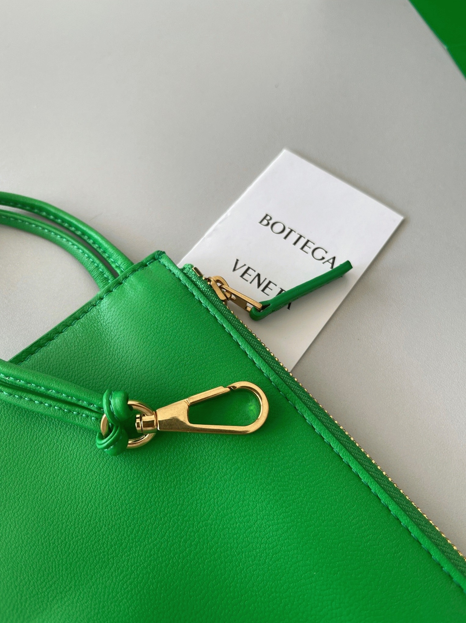 Fake B0tt*ga Ven*ta Arco Medium Tote Green