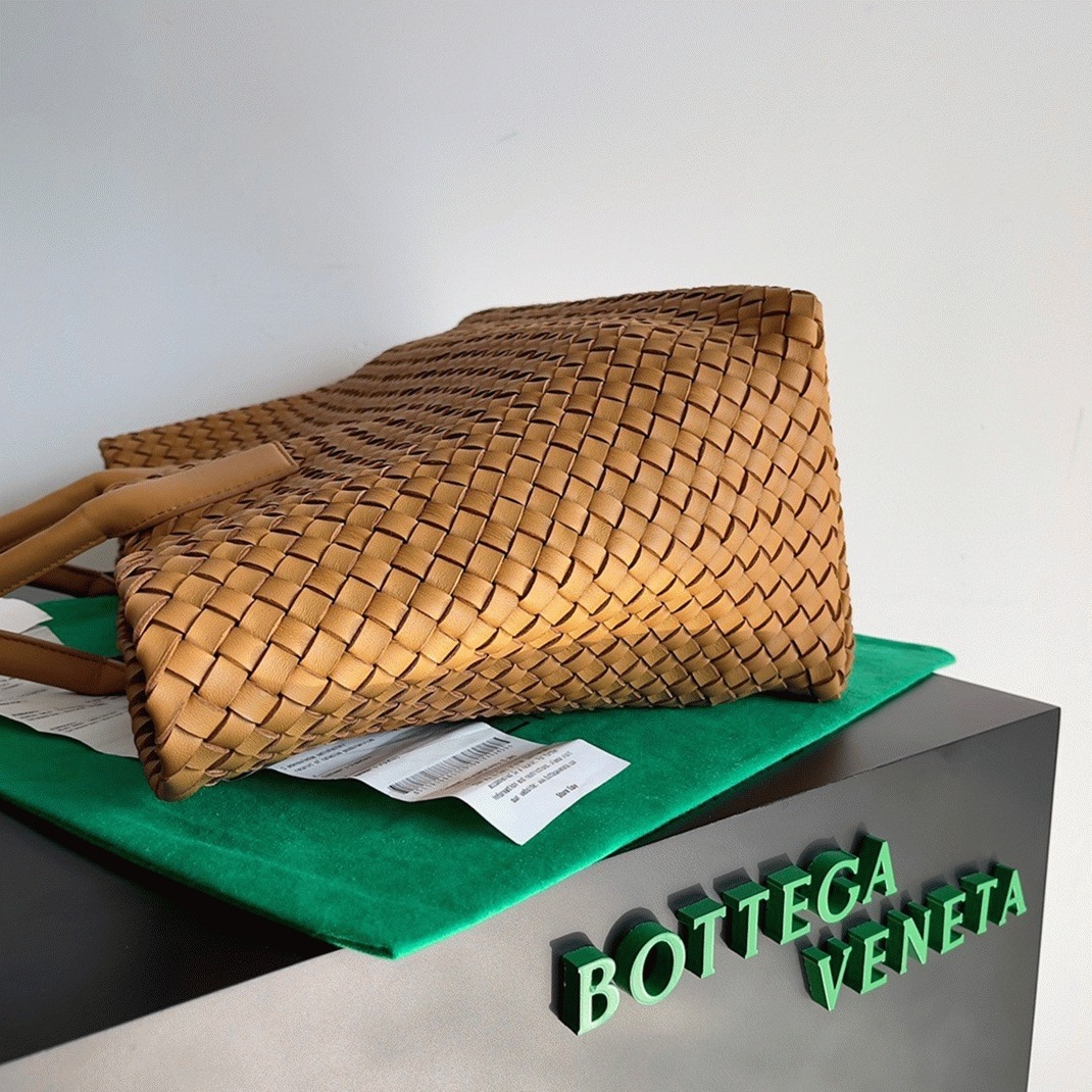 Top Quality Fake B0tt*ga Ven*ta Cabat Medium Bag In Caramel Intrecciato Lambskin