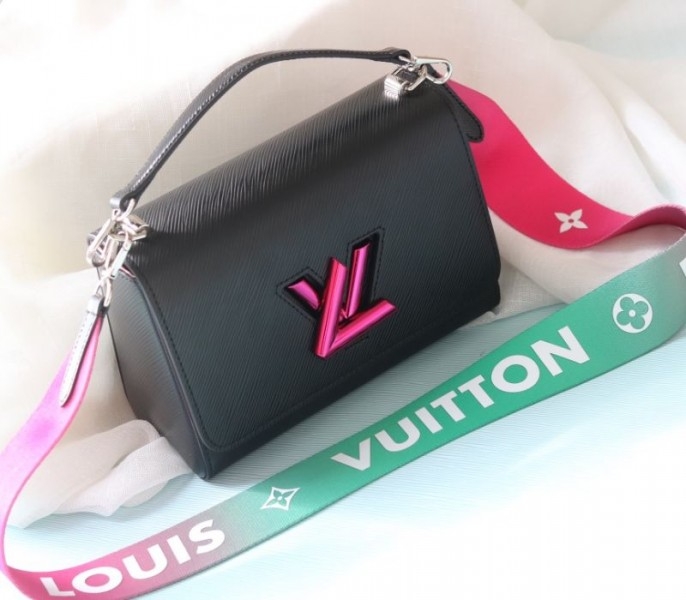 L0vis Vvtt0n Epi Leather Twist MM Handbag In Black With Gradient Strap