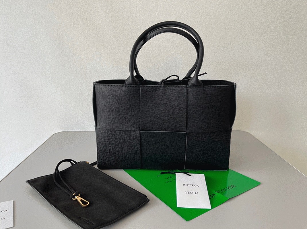 Fake B0tt*ga Ven*ta Arco Medium Tote Black Intrecciato Calfskin