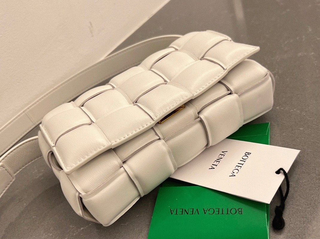 Fake B0tt*ga Ven*ta Small Padded Cassette Bag White