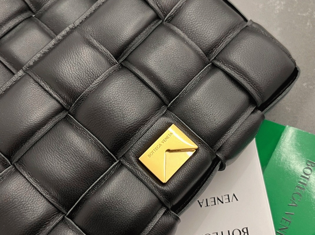 Knockoff B0tt*ga Ven*ta Small Padded Cassette Bag Black