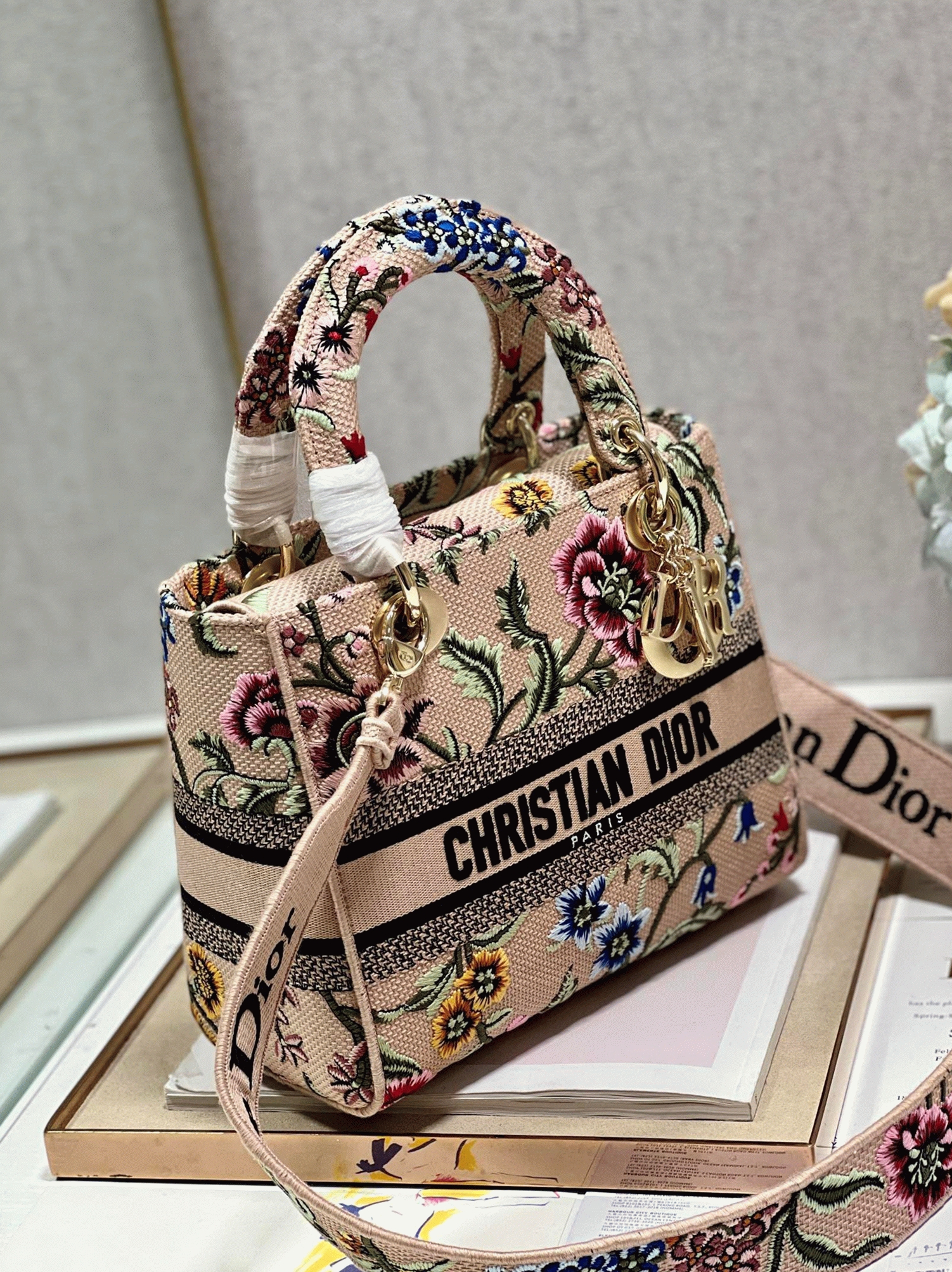 D10r Lady D-Lite Medium Bag Fake in Beige Raffia Embroidered with D10r Petites Fleurs