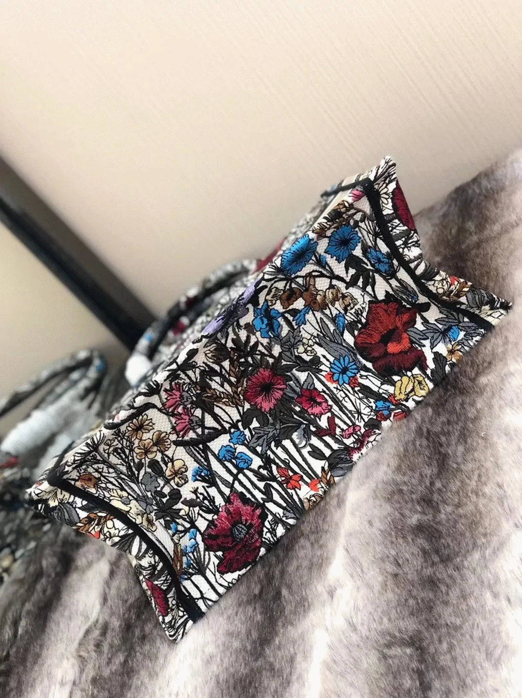D10r Medium Book Tote Bag Imitation in Multicolor Mille Fleurs Embroidery