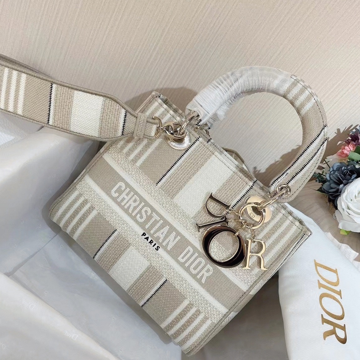 D10r Lady D-Lite Medium Bag Knockoff in Beige Stripes Embroidery