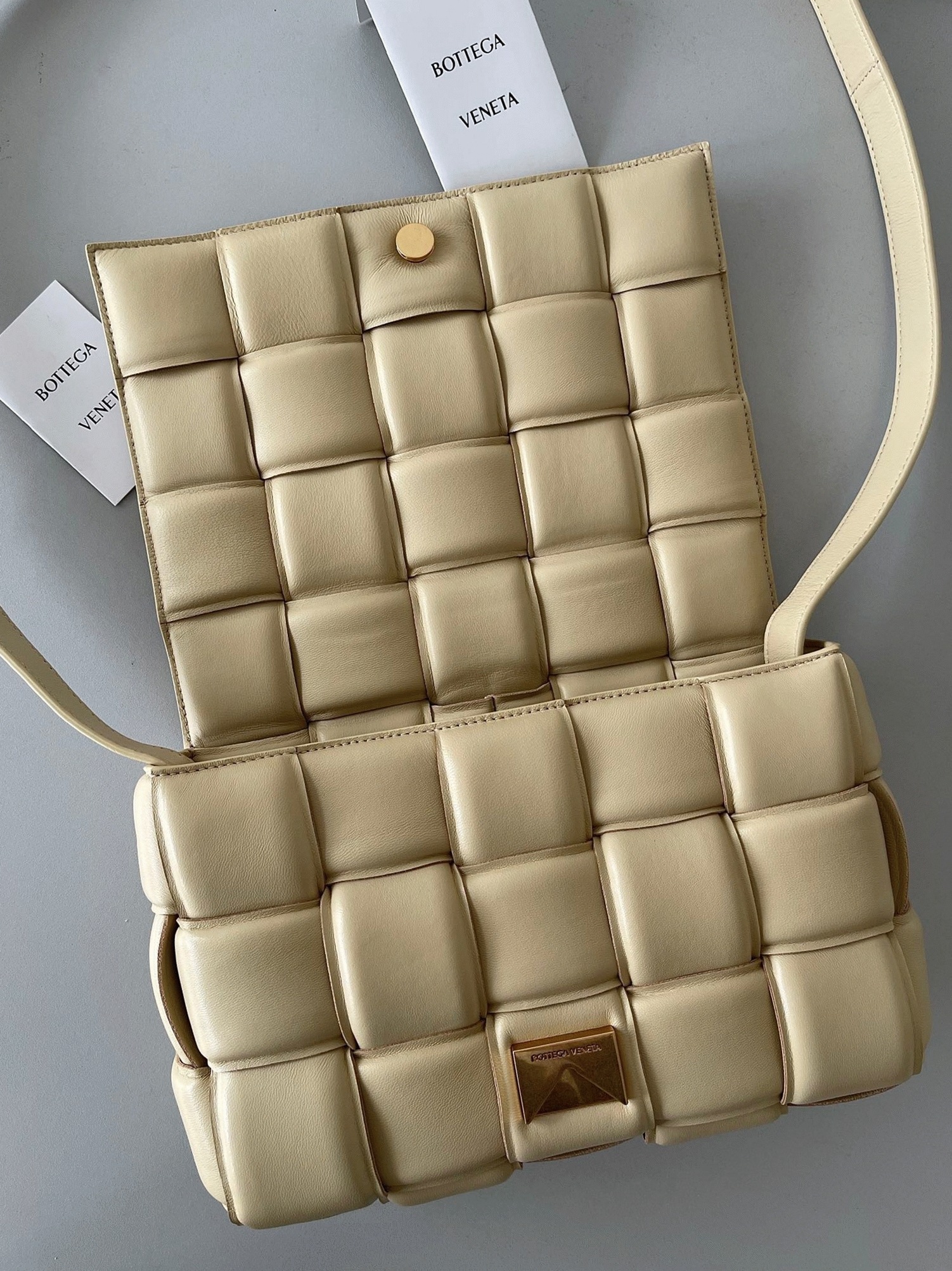Top Quality Knockoff B0tt*ga Ven*ta Padded Cassette Bag In Porridge
