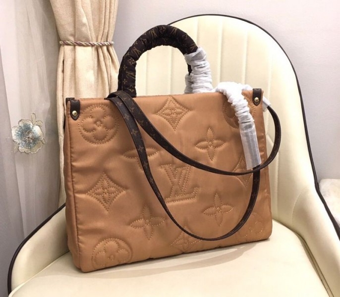 L0vis Vvtt0n Econyl Regenerated Nylon Onthego GM Tote In Beige