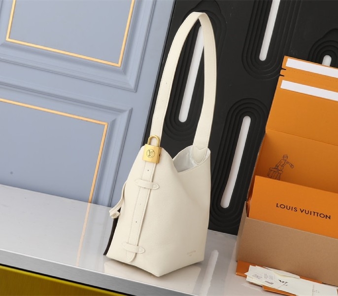 L0vis Vvtt0n Low Key MM Hobo In Quartz White