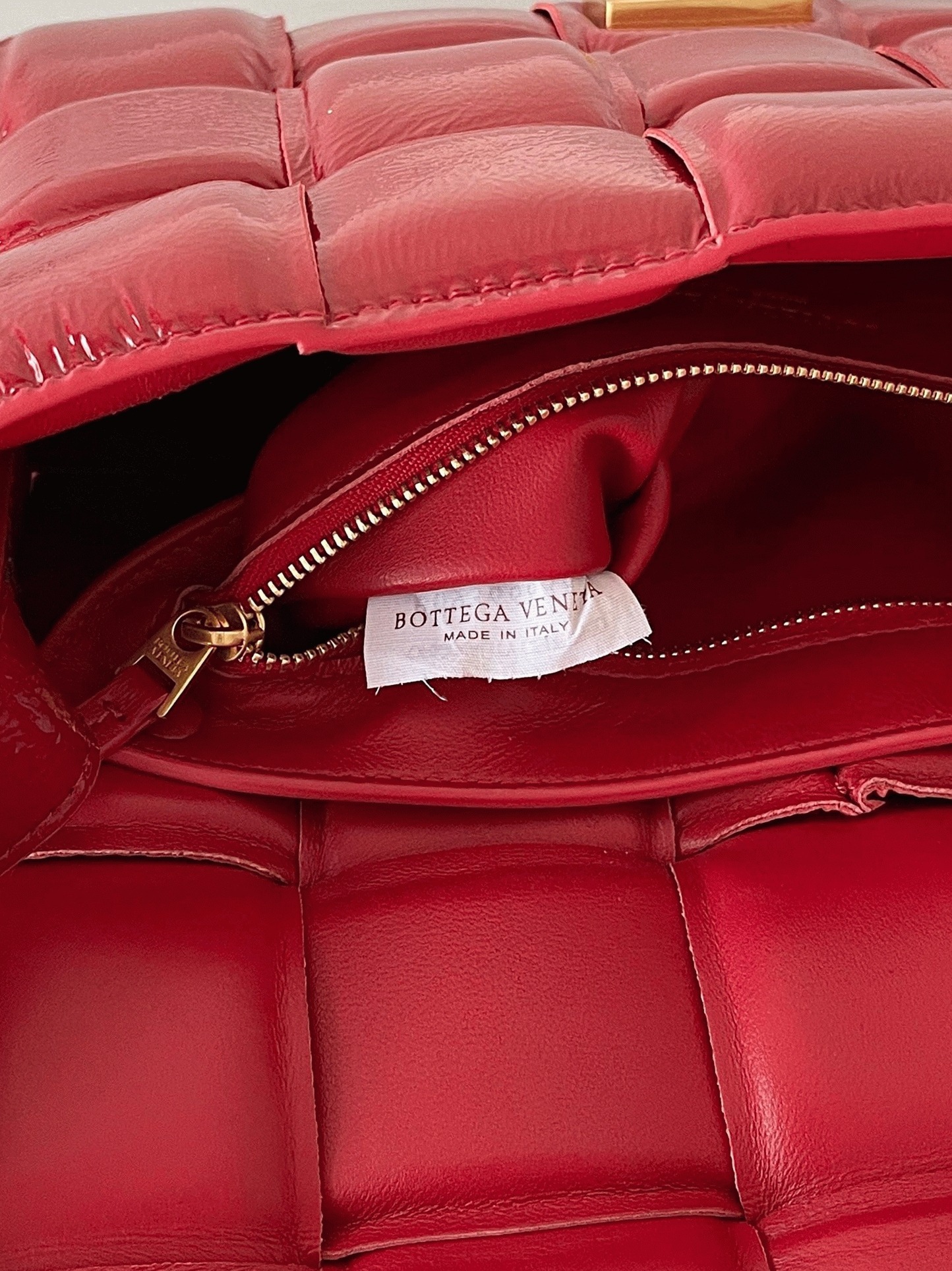 Top Quality Knockoff B0tt*ga Ven*ta Padded Cassette Bag In Red