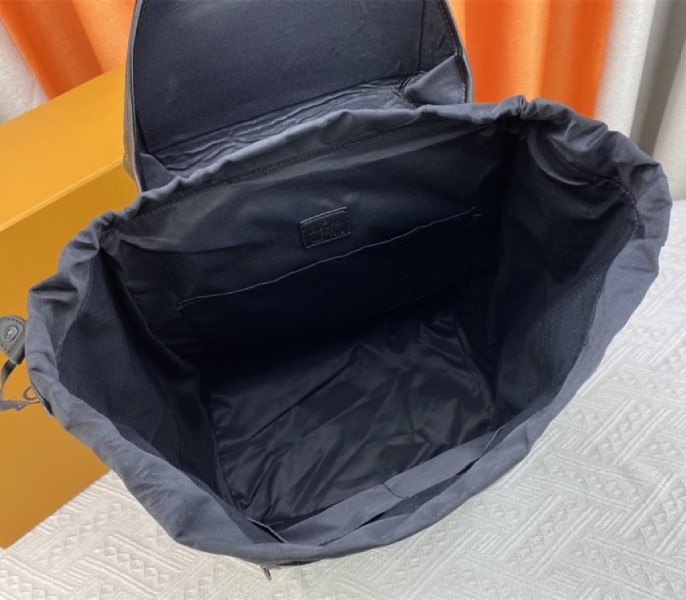 L0vis Vvtt0n Taurillon Leather Montsouris Backpack In Black