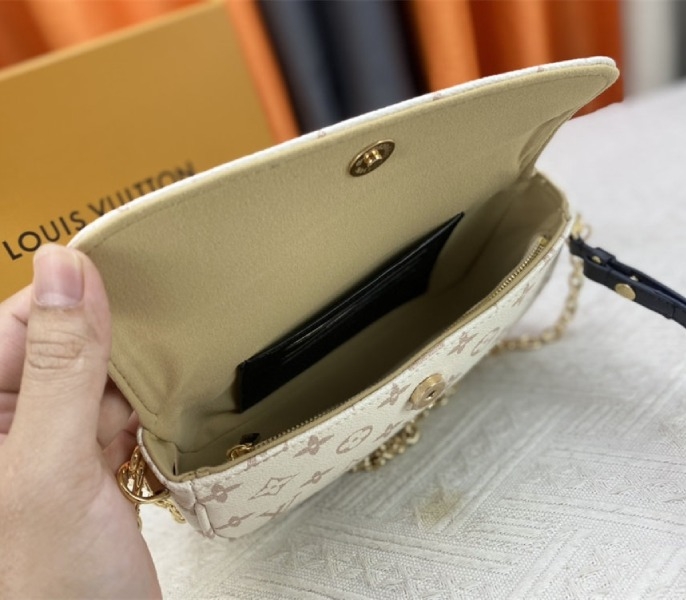 L0vis Vvtt0n Monogram Dune Canvas Ivy Wallet With Chain And Strap