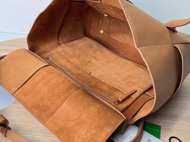 Top Quality Replica B0tt*ga Ven*ta Arco Medium Bag In Caramel
