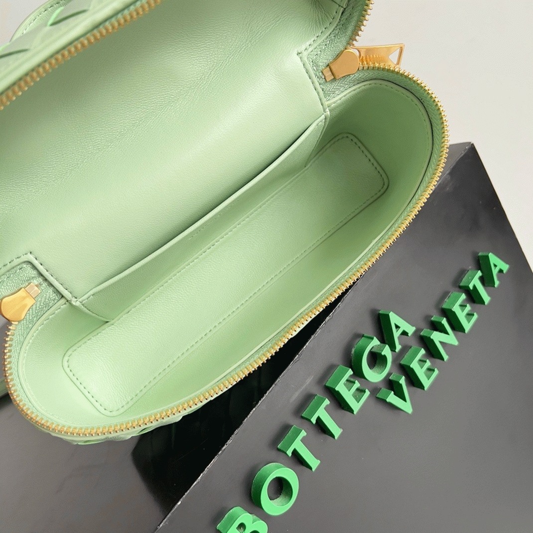 Fake B0tt*ga Ven*ta Bang Bang Vanity Case Mint