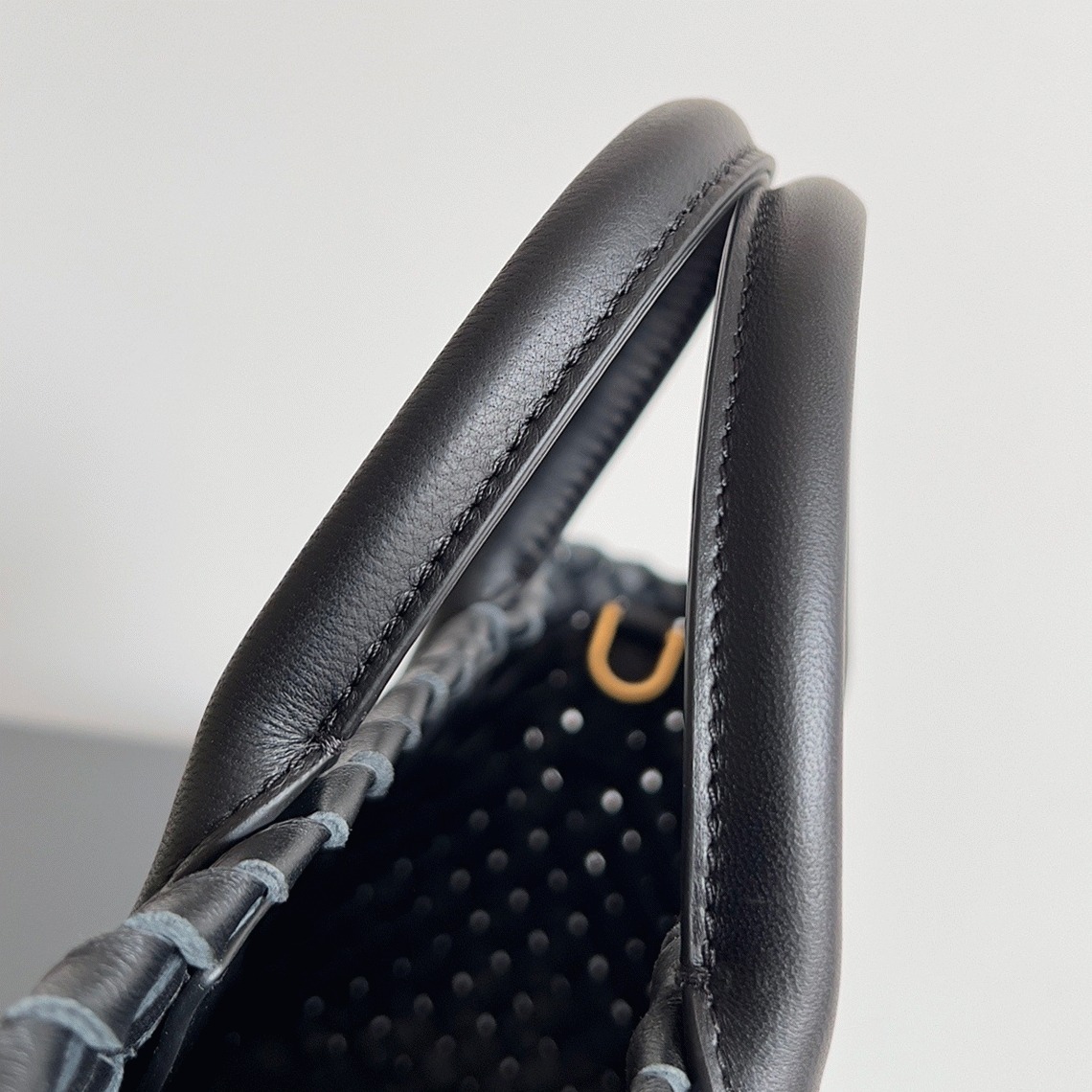 Top Quality Fake B0tt*ga Ven*ta Cabat Mini Bag In Black Intrecciato Lambskin