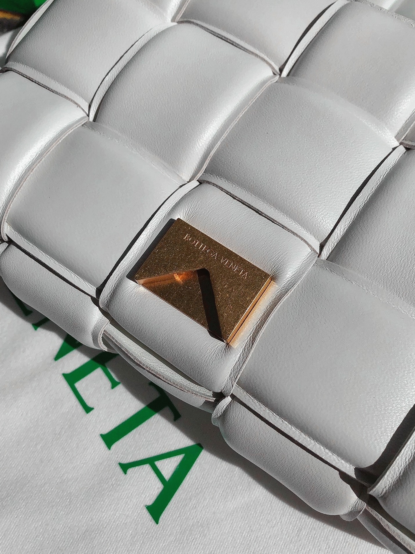 Top Quality Knockoff B0tt*ga Ven*ta Chain Cassette Bag In White