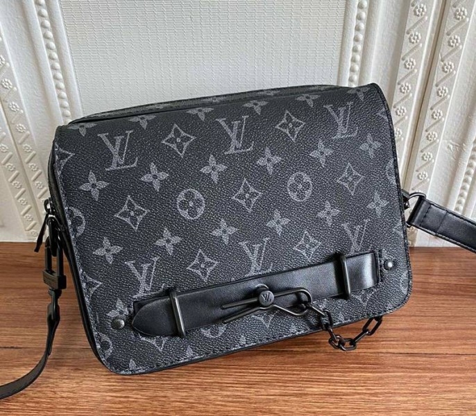 L0vis Vvtt0n Taurillon Leather Steamer Messenger Bag
