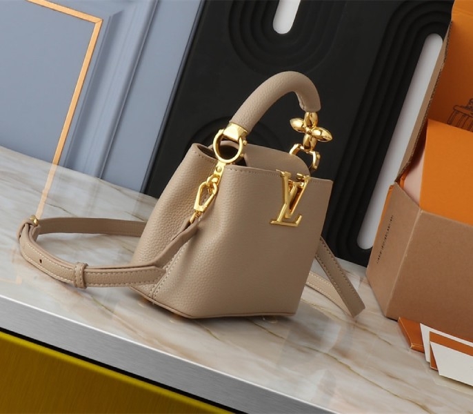 L0vis Vvtt0n Capucines Mini Capucines Handbag In Galet Gray