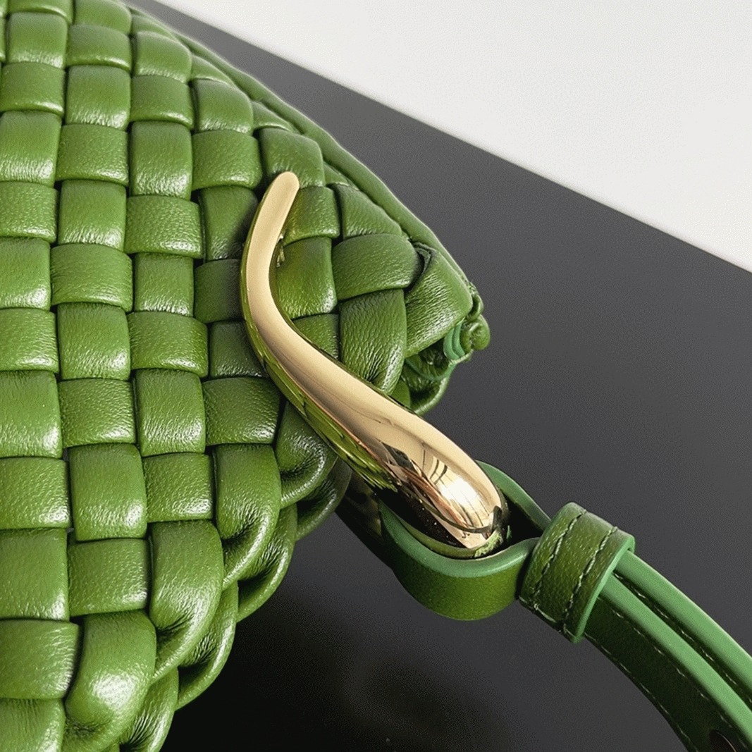 Fake B0tt*ga Ven*ta Clicker Small Bag Avocado