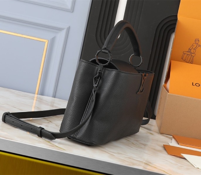 L0vis Vvtt0n Capucines East-West MM Handbag In All Black