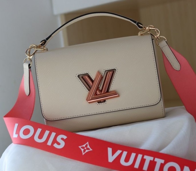 L0vis Vvtt0n Epi Leather Twist MM Handbag In Quartz White With Gradient Strap