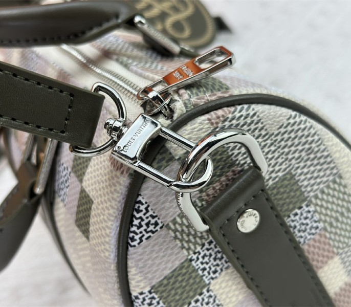 L0vis Vvtt0n Damoflage Canvas Keepall Bandouliere 25 In Khaki