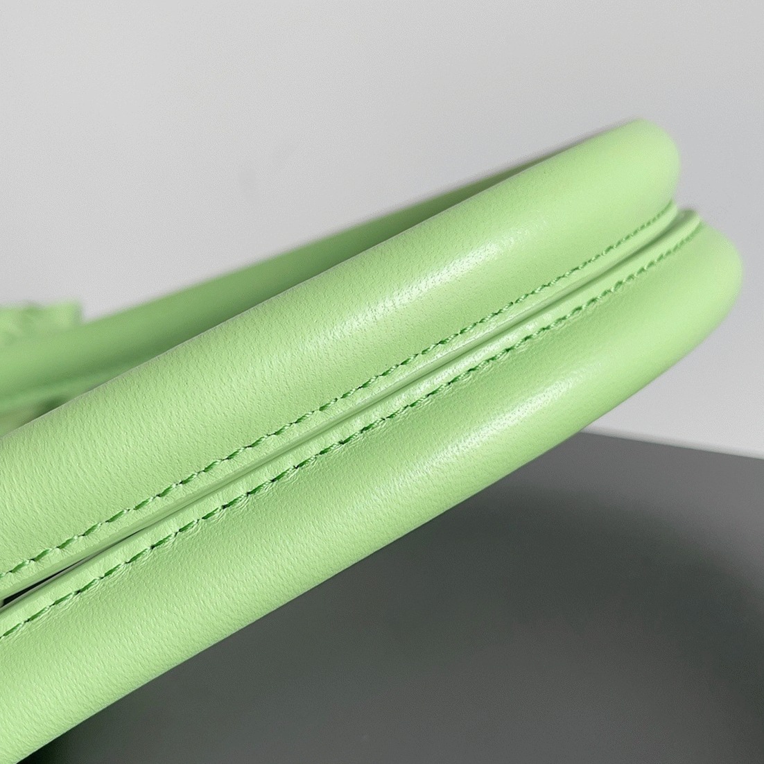 Top Quality Fake B0tt*ga Ven*ta Cabat Medium Bag In Pistachio