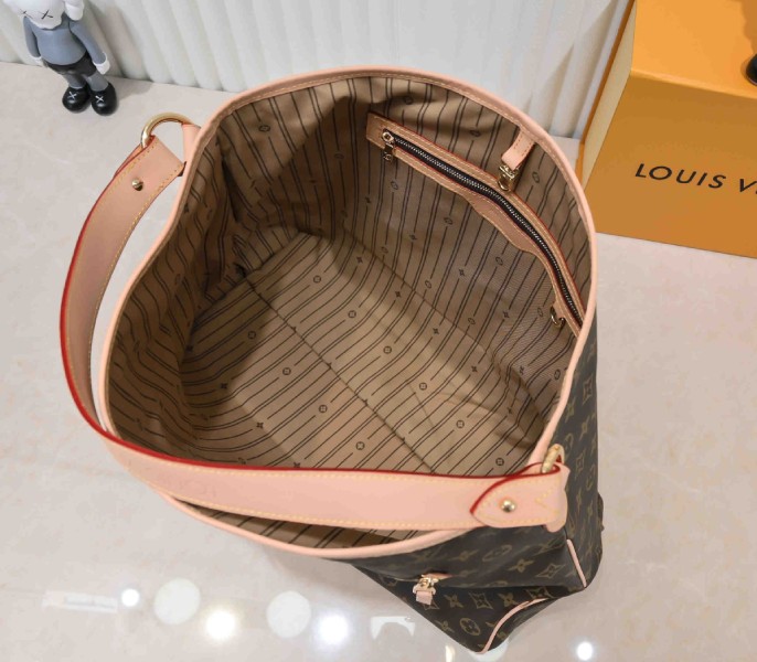 L0vis Vvtt0n Monogram Canvas Delightful GM Tote In Beige