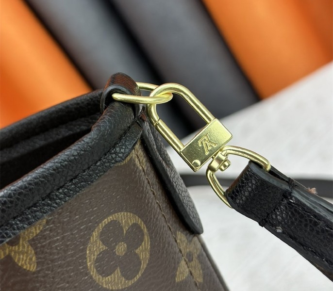 L0vis Vvtt0n Neverfull Bandouliere Inside Out BB Tote In Monogram Canvas And Black Leather