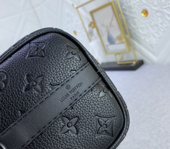 L0vis Vvtt0n Taurillon Monogram Leather Keepall Bandouliere 25 In Black