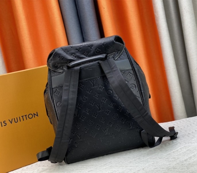 L0vis Vvtt0n Taurillon Leather Montsouris Backpack In Black
