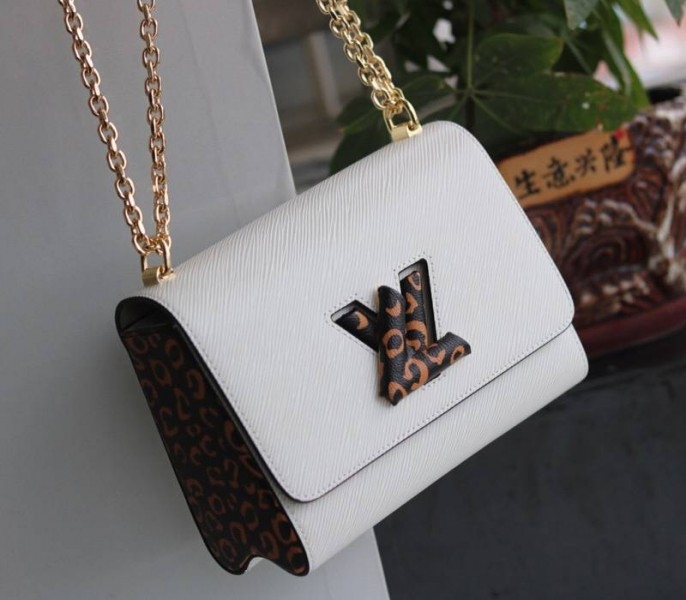 L0vis Vvtt0n Epi Leather Jungle Edition Twist MM Bag In Optic White