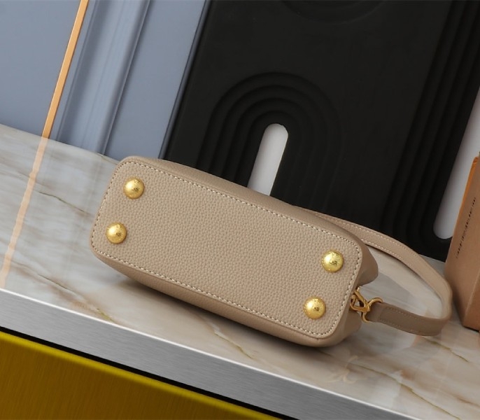 L0vis Vvtt0n Capucines Mini Capucines Handbag In Galet Gray