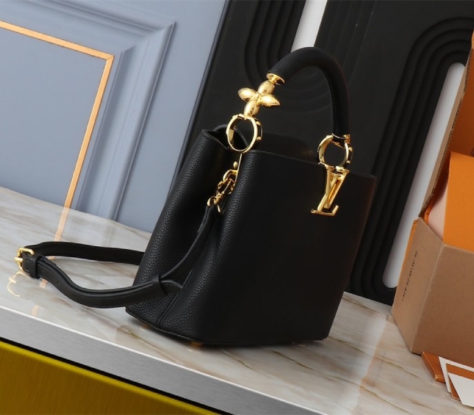 L0vis Vvtt0n Capucines BB Handbag In Black