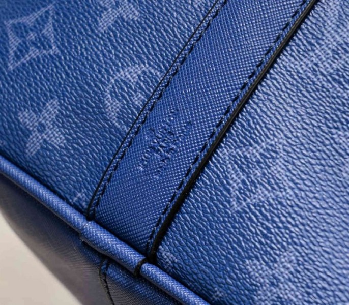 L0vis Vvtt0n Taiga Leather Keepall Bandouliere 50 Travel Bag In Navy Blue
