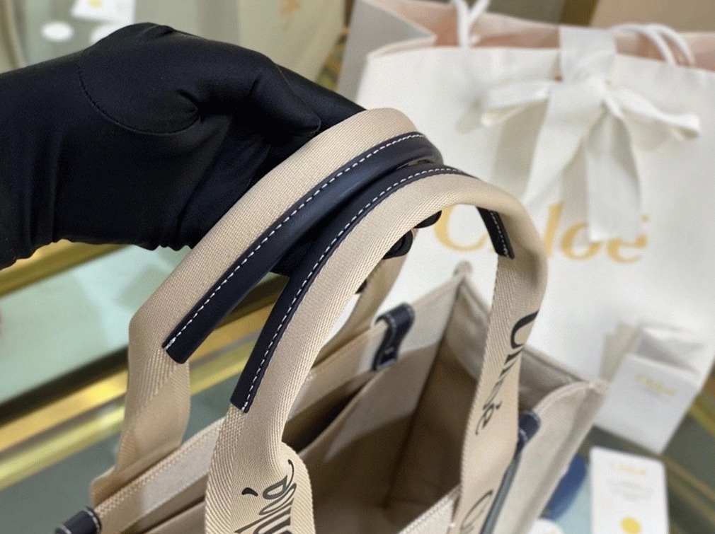 top quality knockoff Ch10e medium woody tote bag in canvas with blue leather strips