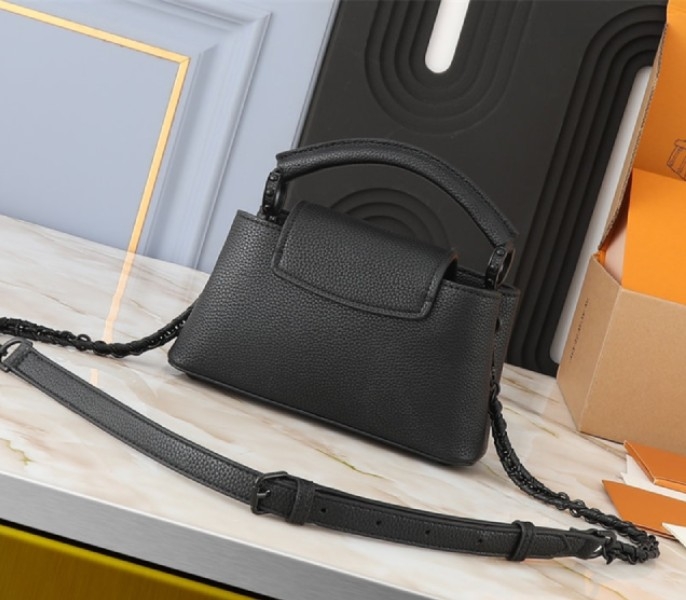 L0vis Vvtt0n Capucines East-West Mini Handbag In All Black