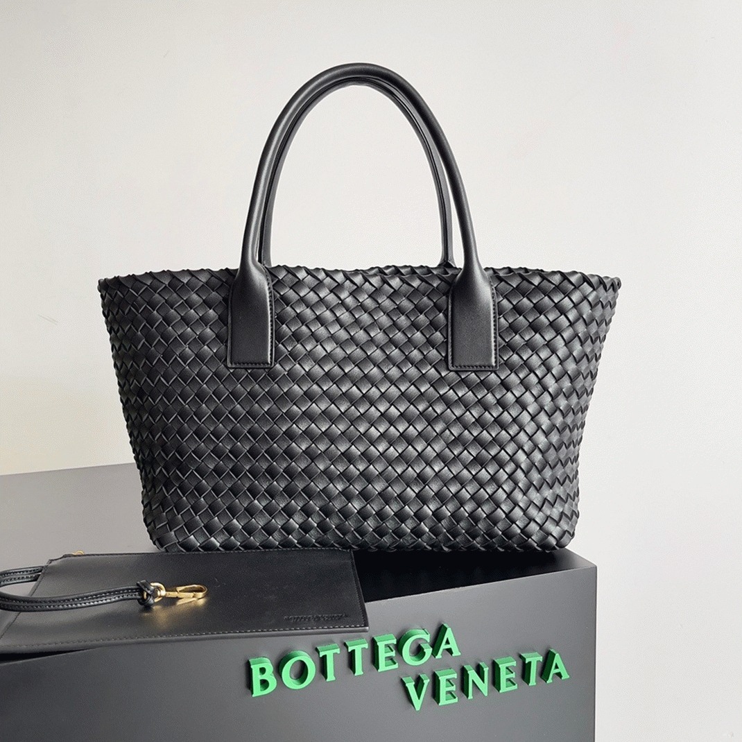 Top Quality Replica B0tt*ga Ven*ta Cabat Medium Bag In Black Intrecciato Lambskin